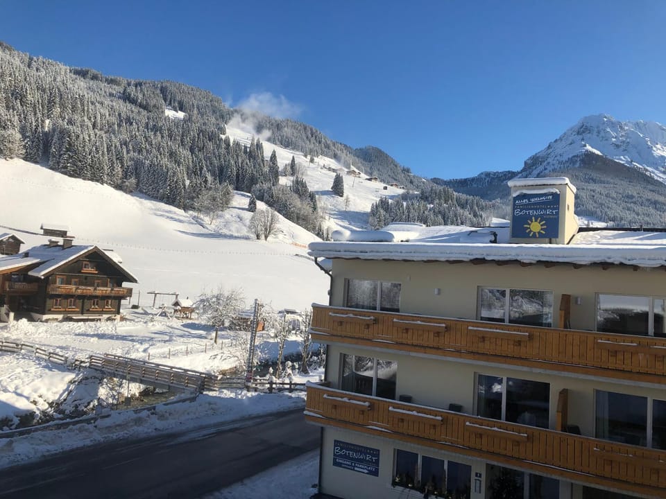 Neighbourhood, Winter, Mountain view