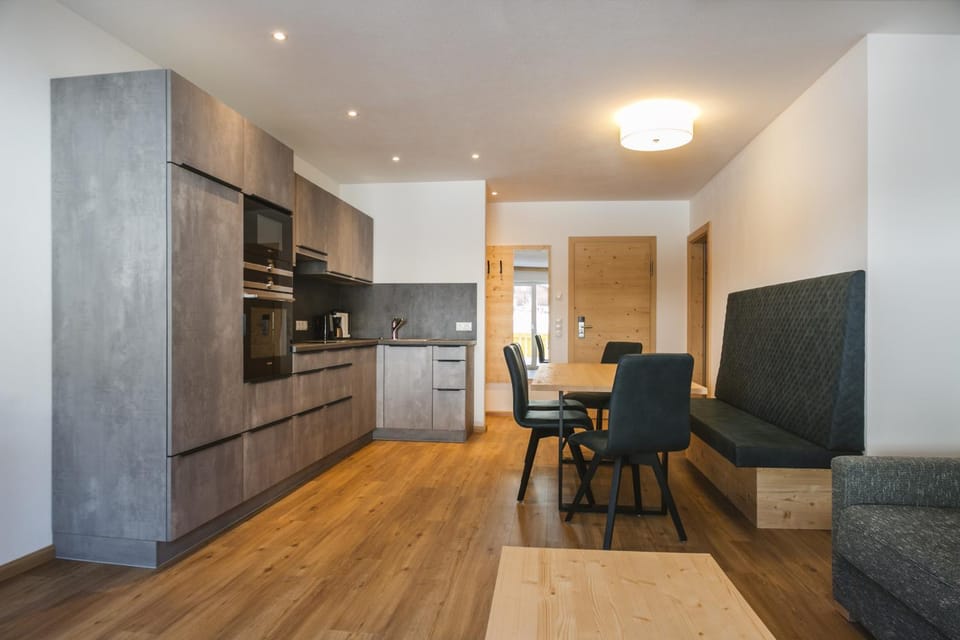 Kitchen or kitchenette, Living room, Seating area, Dining area