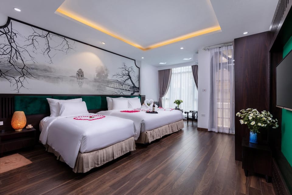 Bed, Photo of the whole room, Bedroom, Landmark view, Family, Quiet street view