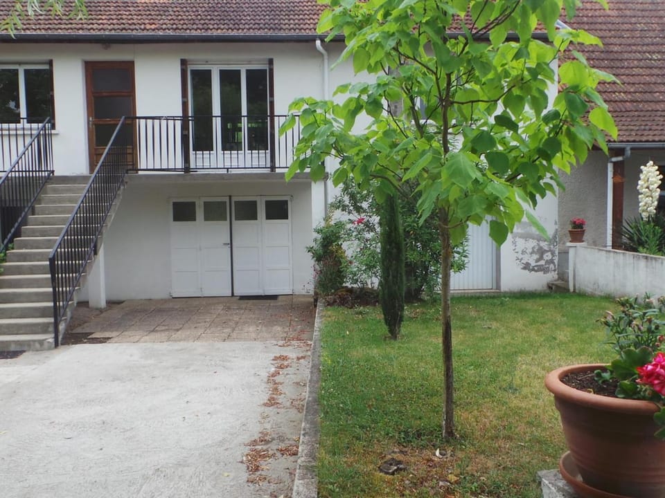 Gîte confortable avec piscine partagée et animaux admis - FR-1-489-76 House in Auvergne-Rhône-Alpes