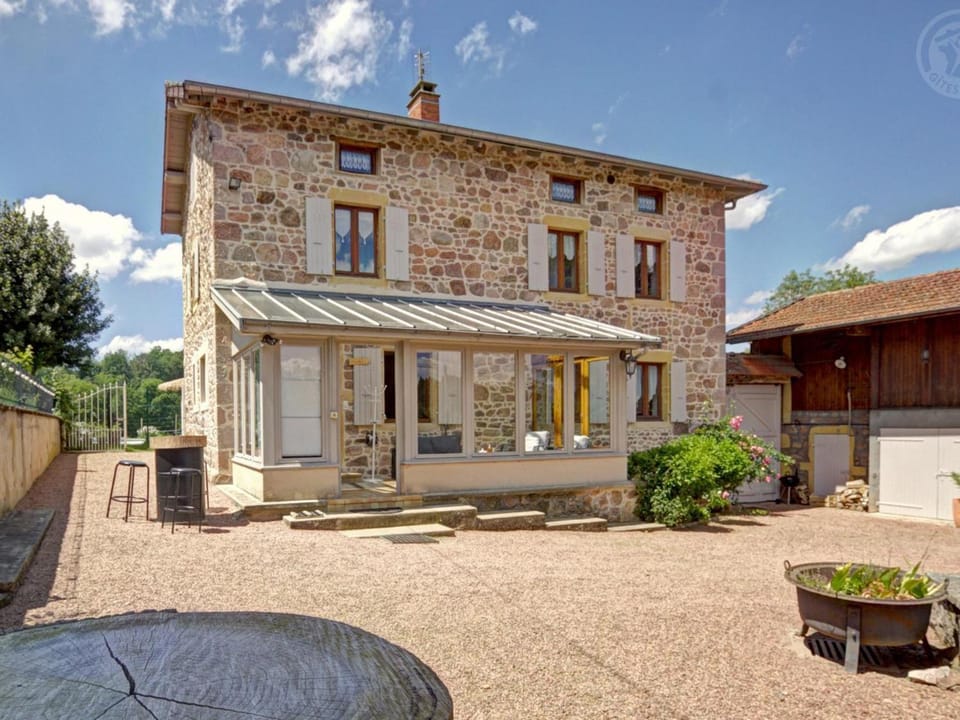 Deux gîtes confortables avec cheminée et piscine commune, animaux admis, pour 13 personnes - FR-1-496-140 House in Auvergne-Rhône-Alpes