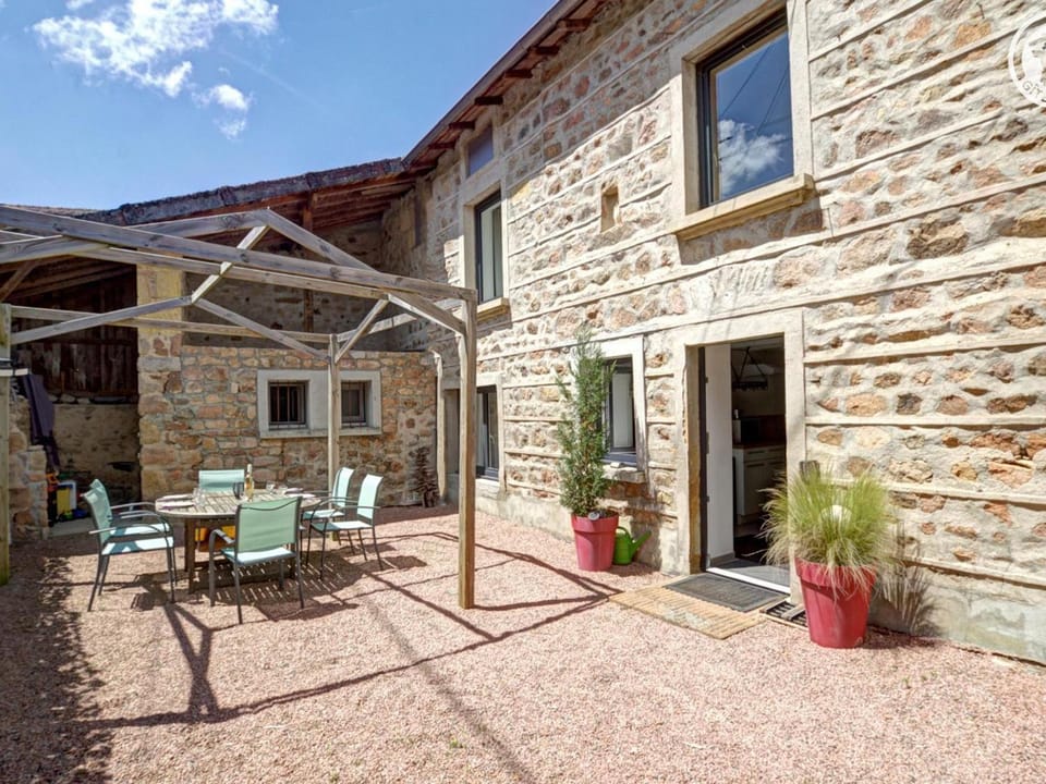 Deux gîtes confortables avec cheminée et piscine commune, animaux admis, pour 13 personnes - FR-1-496-140 House in Auvergne-Rhône-Alpes