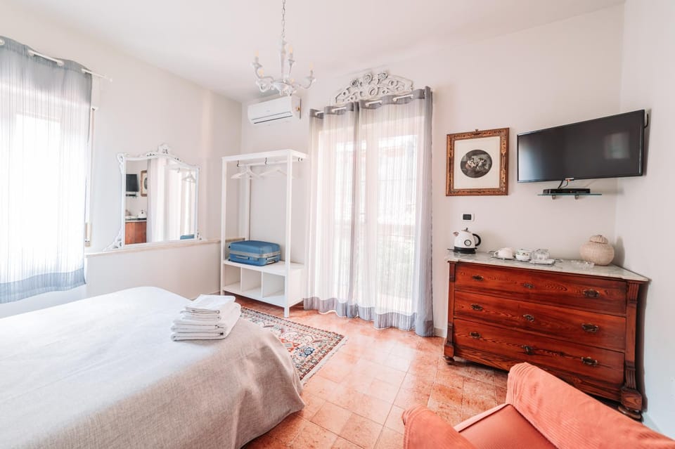 TV and multimedia, Bedroom, Garden view