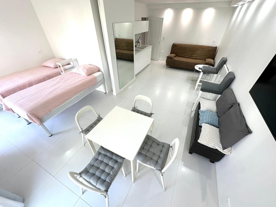 Bed, TV and multimedia, Kitchen or kitchenette, heating, stove