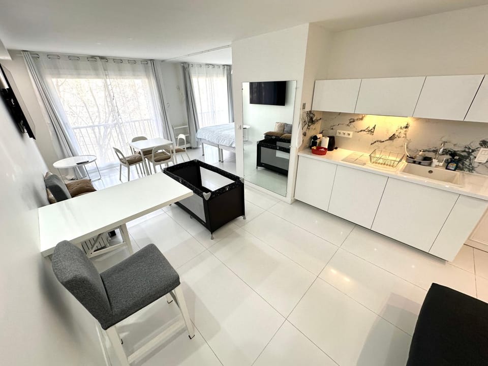 Bed, TV and multimedia, Dining area, cot, internet, stove, toaster