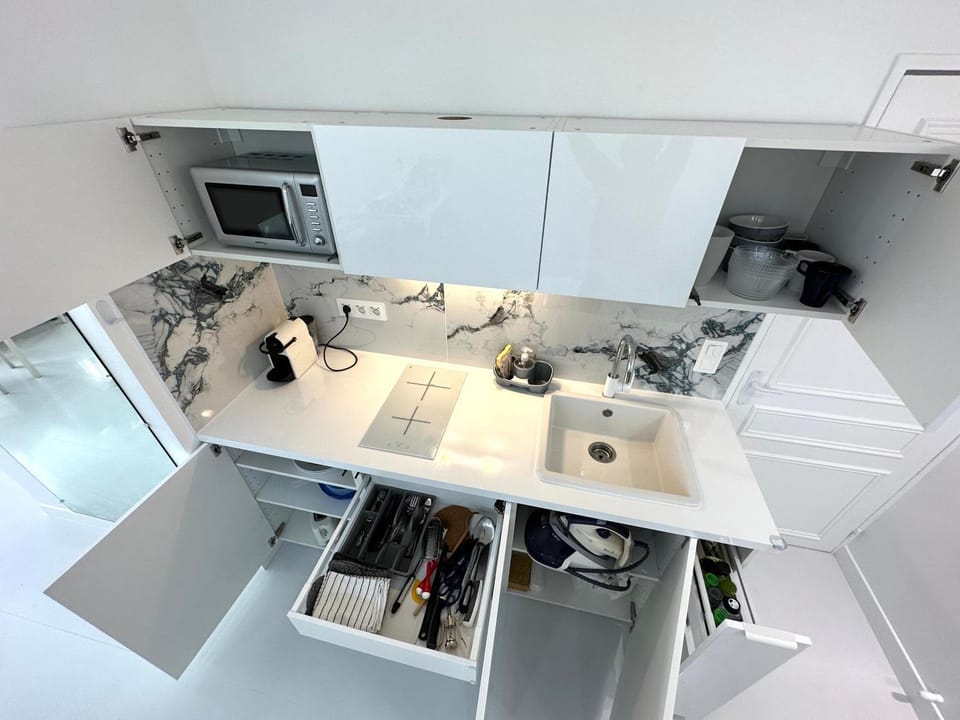 Coffee/tea facilities, Kitchen or kitchenette, flat iron, furniture, internet, microwave