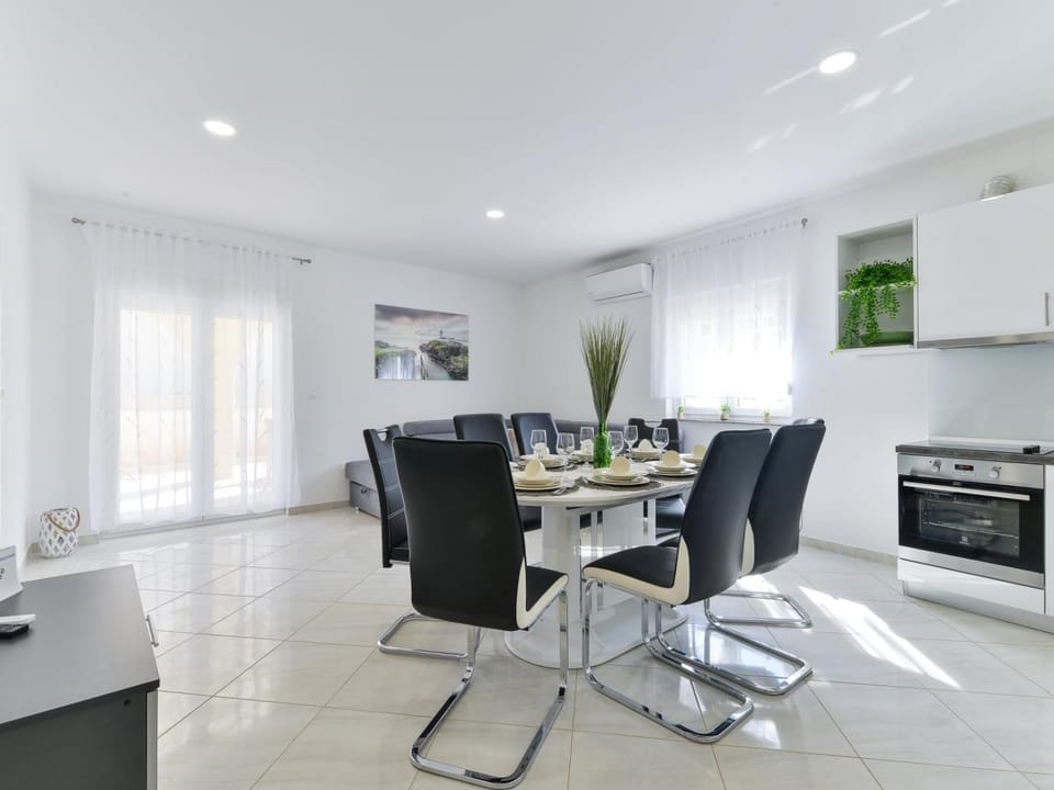 TV and multimedia, Coffee/tea facilities, Seating area, Dining area