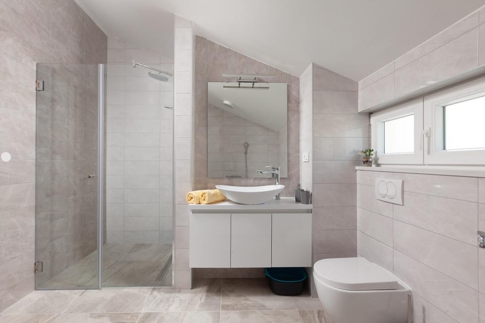 Shower, Toilet, Bathroom, towels