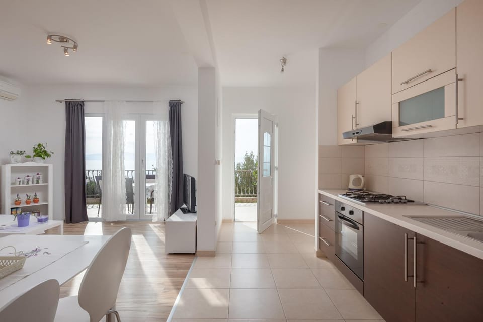 Kitchen or kitchenette, Dining area, pet friendly, stove