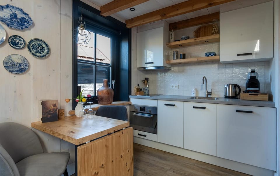 Coffee/tea facilities, Kitchen or kitchenette, minibar, pet friendly, stove