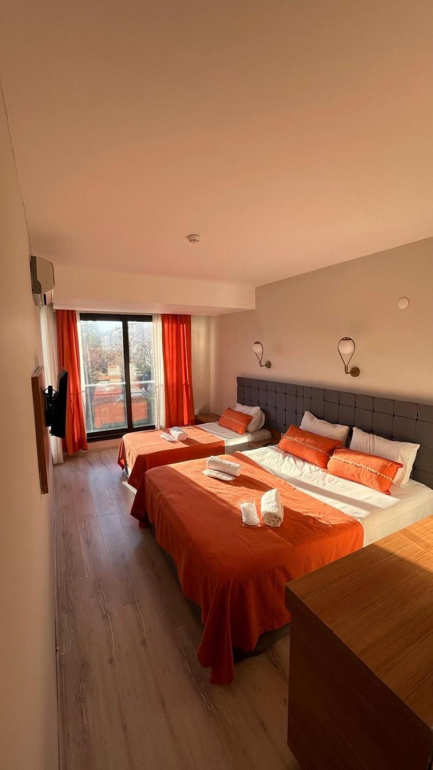 Bed, TV and multimedia, Photo of the whole room, Bedroom, towels