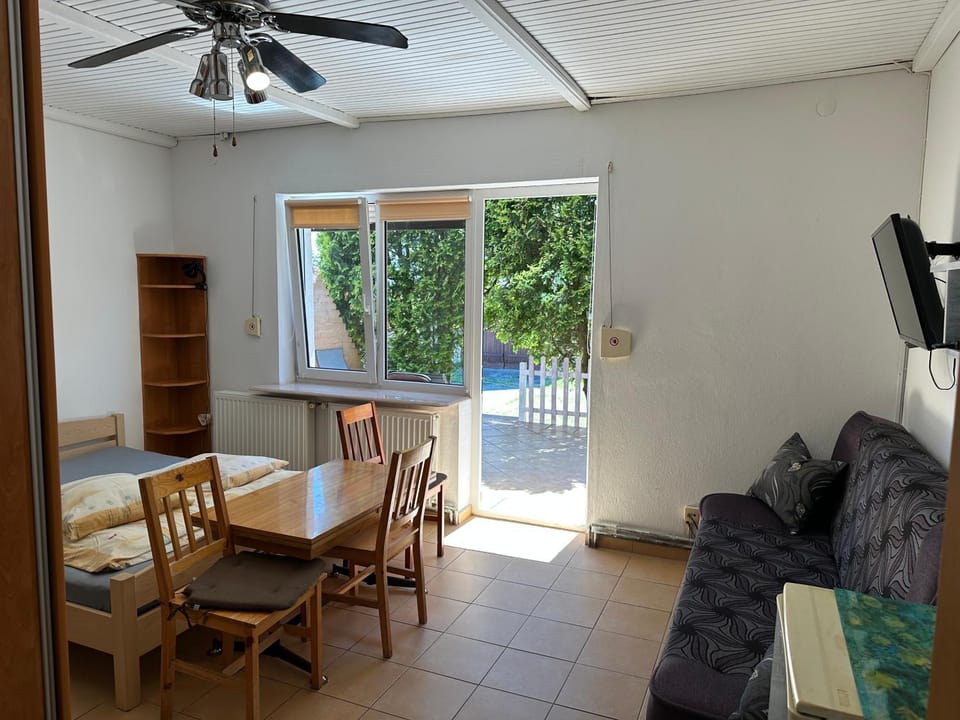 TV and multimedia, Living room, Seating area, Evening entertainment