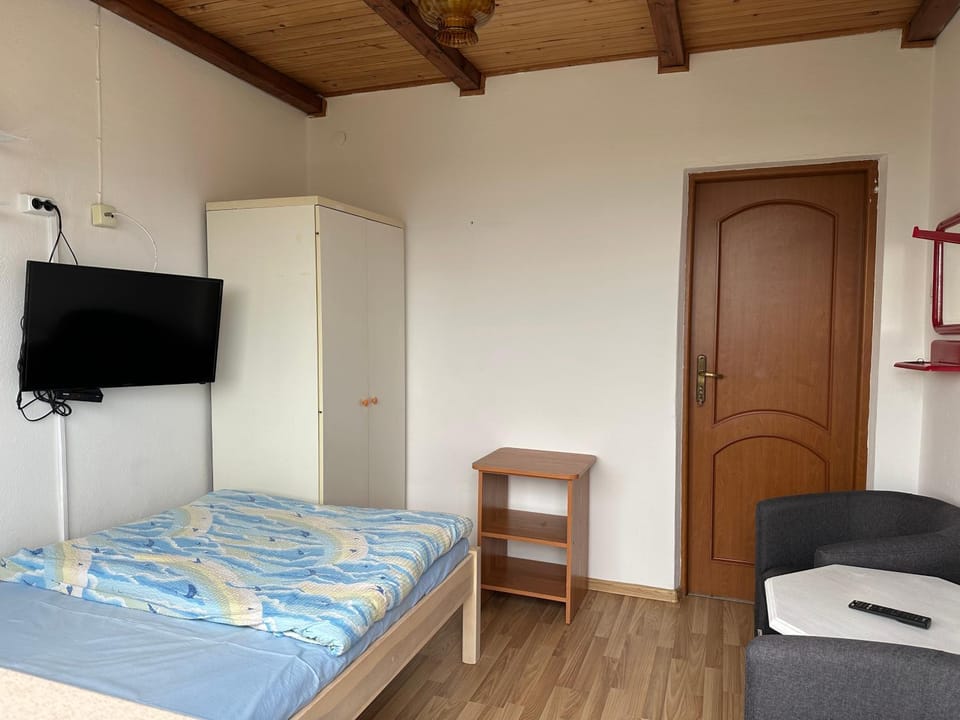 Bed, TV and multimedia, Photo of the whole room, Evening entertainment, Bedroom, wardrobe