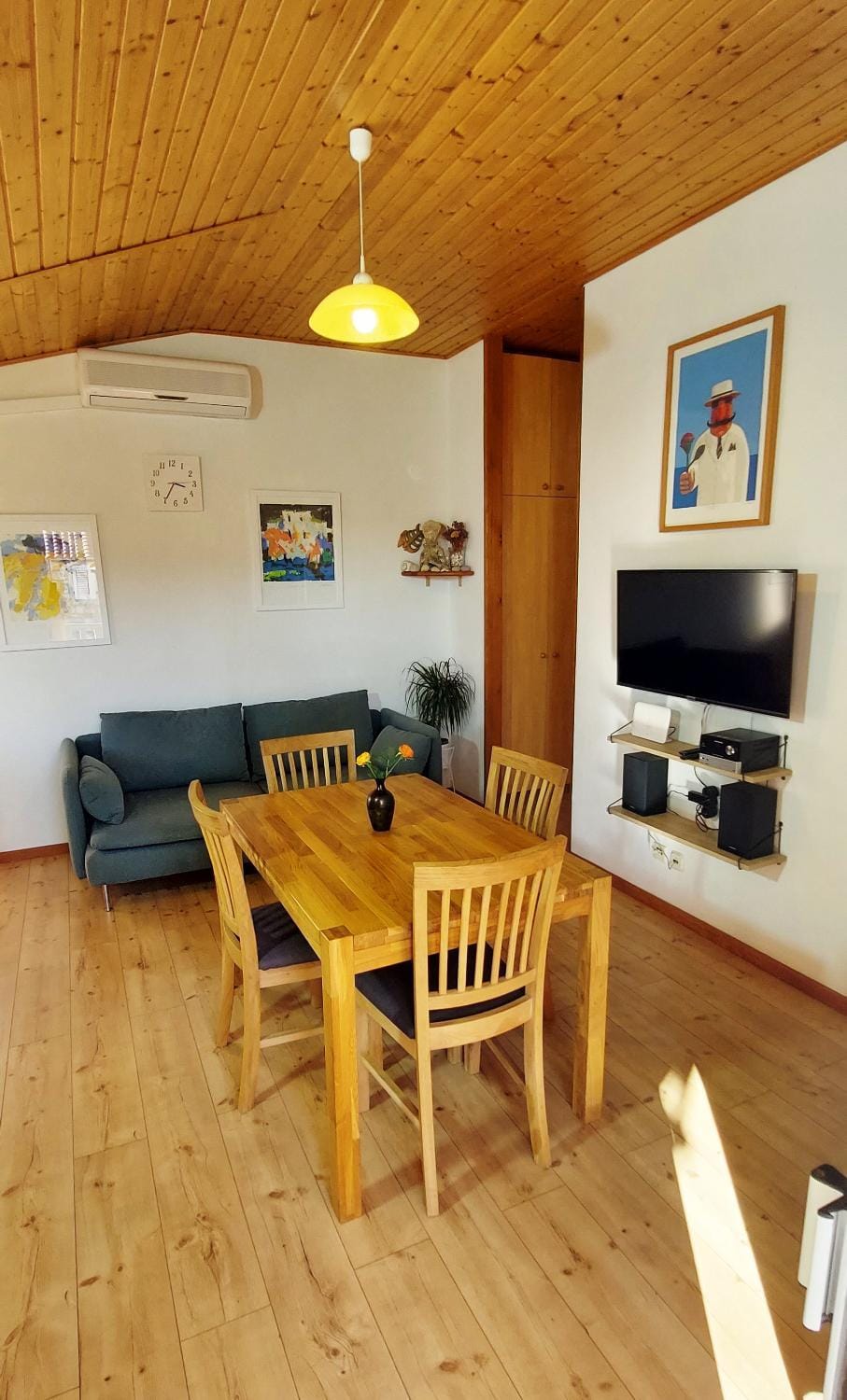 TV and multimedia, Living room, Seating area, Dining area, kitchen