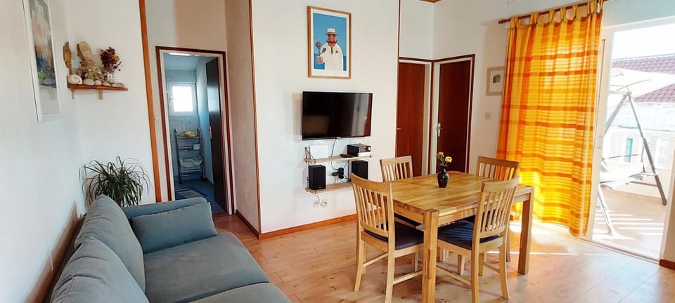 TV and multimedia, Living room, Seating area, Dining area, kitchen