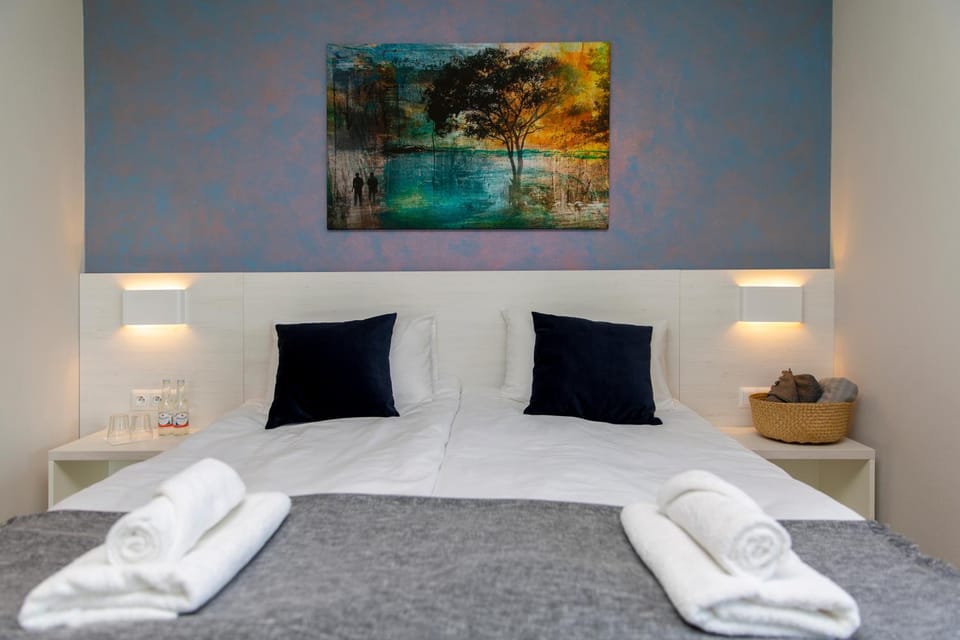 Bed, Photo of the whole room, Bedroom, towels