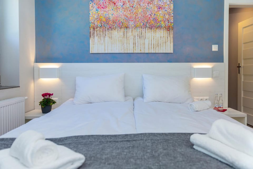 Bed, Photo of the whole room, towels