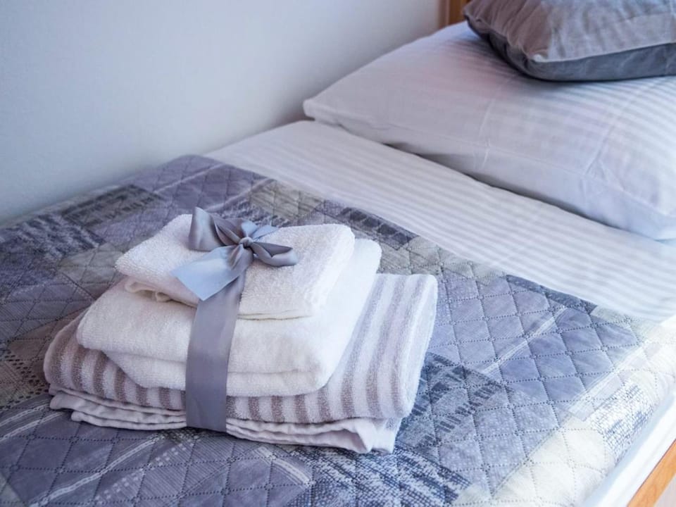 Bed, towels