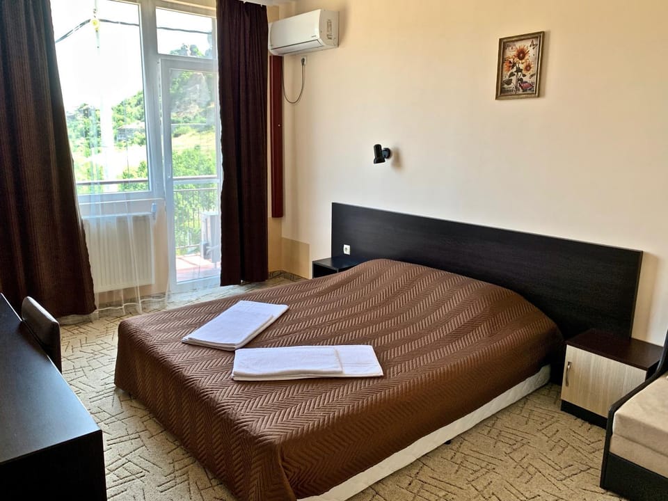 Photo of the whole room, Bedroom, Landmark view
