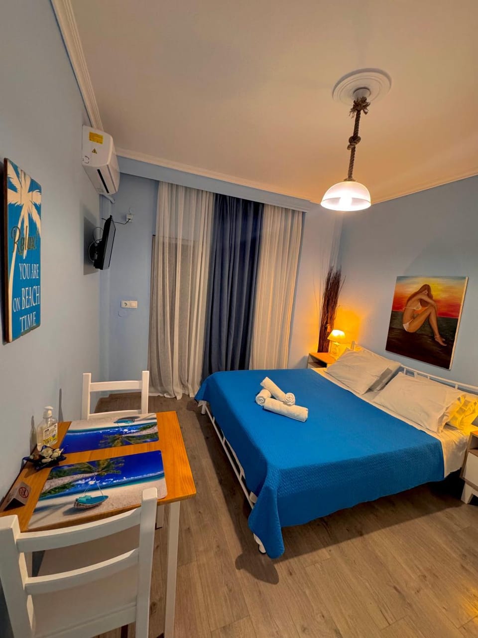 Bed, TV and multimedia, Photo of the whole room, Bedroom, towels