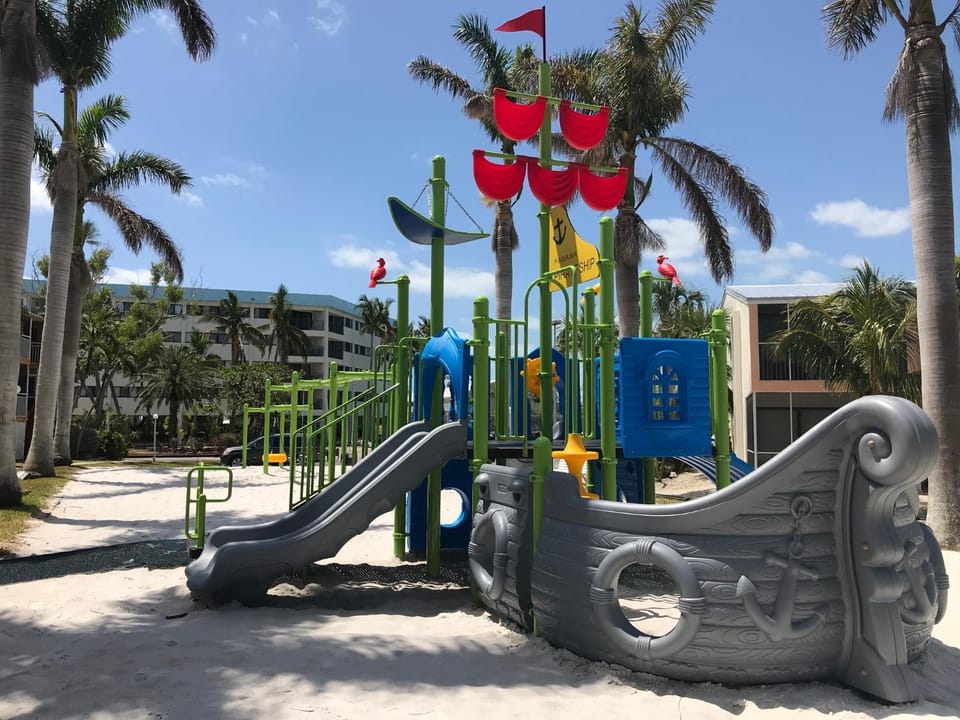 FULL TIME LIC MGR - MODERN OCEANFRONT CONDO! BEAUTIFUL OCEAN VIEWS! BEACH RESORT! 2 KING BEDs! Apartment in Key Largo