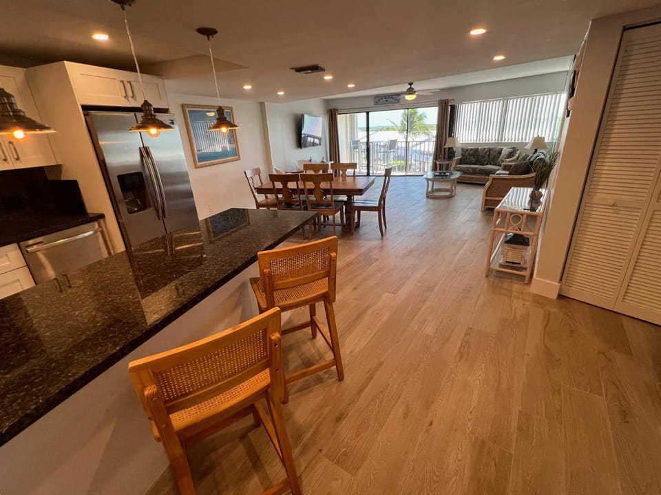 FULL TIME LIC MGR - MODERN OCEANFRONT CONDO! BEAUTIFUL OCEAN VIEWS! BEACH RESORT! 2 KING BEDs! Apartment in Key Largo