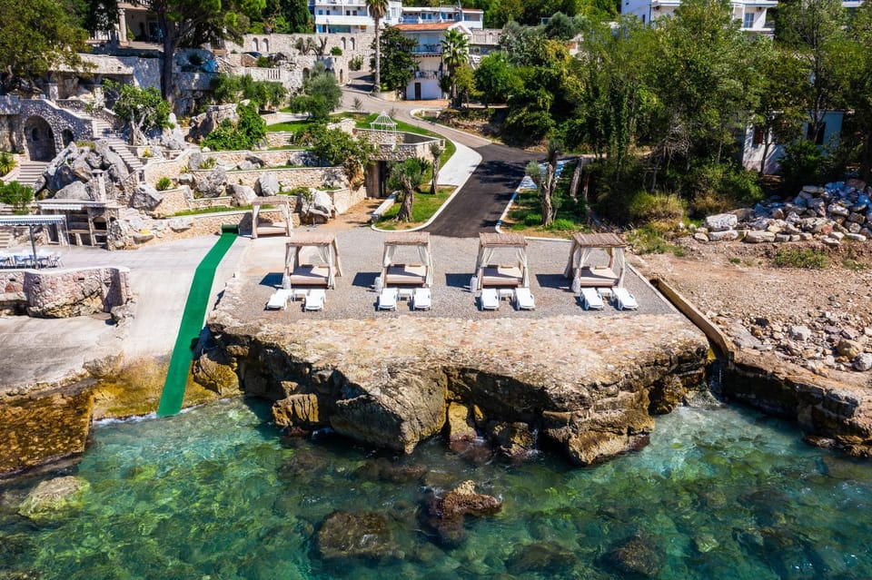 Property building, Facade/entrance, Bird's eye view, Garden, Beach, On site, Garden view, Garden view, Landmark view, Sea view, Sea view