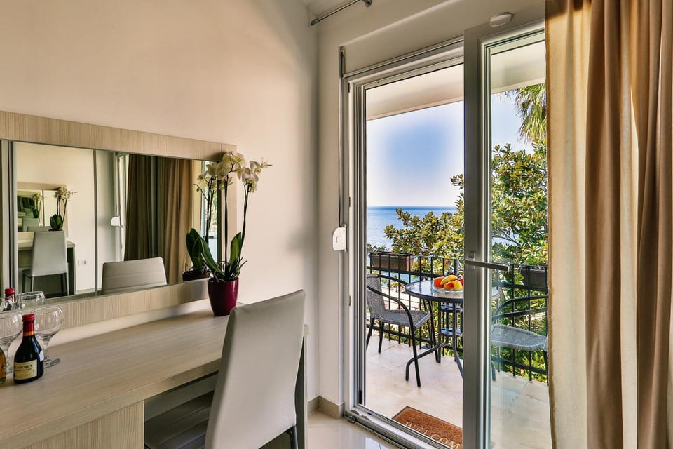 Balcony/Terrace, Decorative detail, Dining area, Garden view, Sea view, Alcoholic drinks