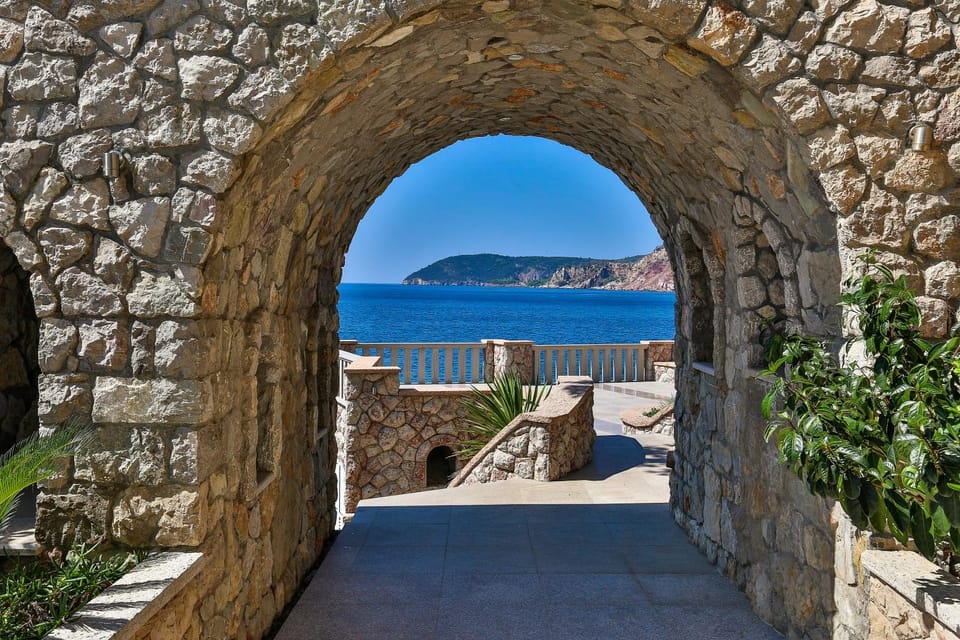 Property building, Garden, Balcony/Terrace, Beach, Sea view