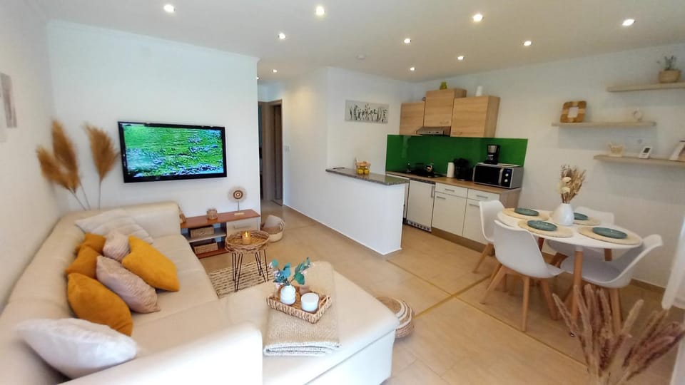 TV and multimedia, Kitchen or kitchenette, Living room, Seating area, Dining area