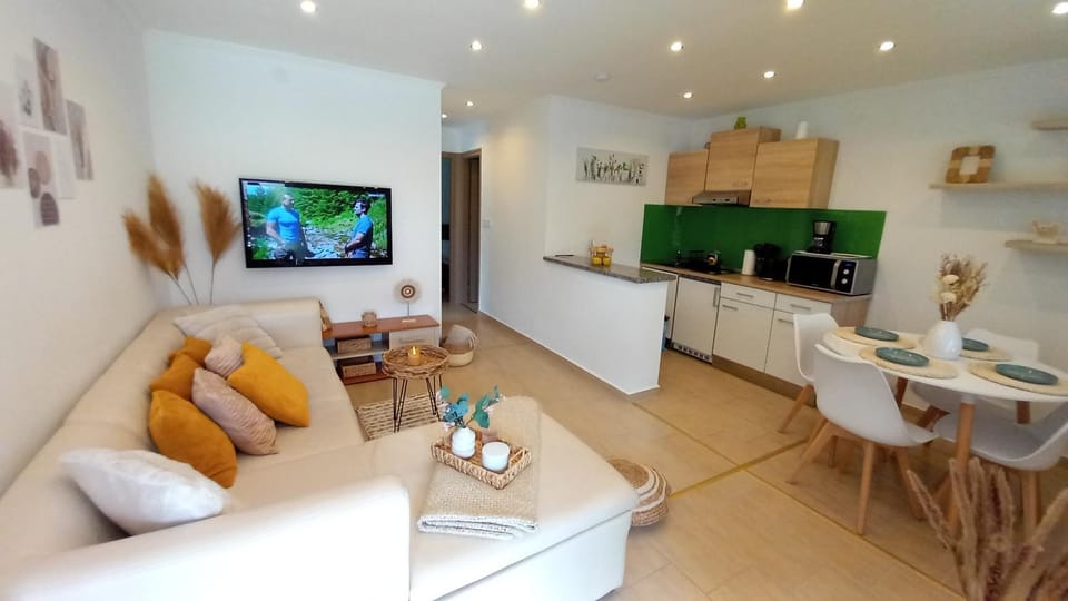 Coffee/tea facilities, Kitchen or kitchenette, Living room, Food and drinks, Seating area, Dining area, Food, stove