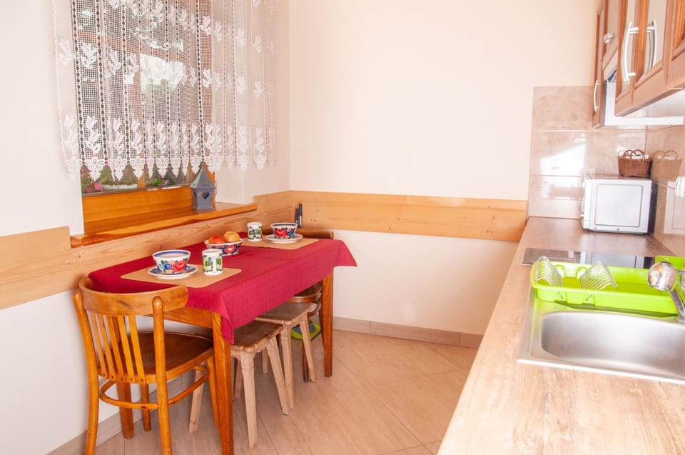Kitchen or kitchenette, Dining area, Communal kitchen