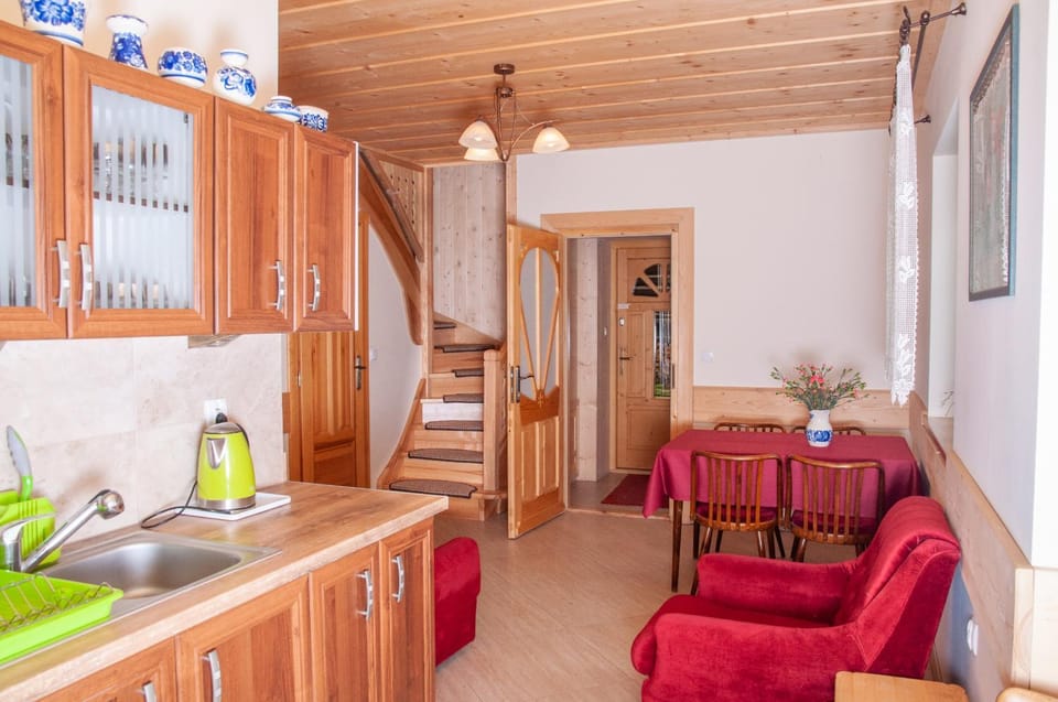 Kitchen or kitchenette, Dining area, Communal kitchen
