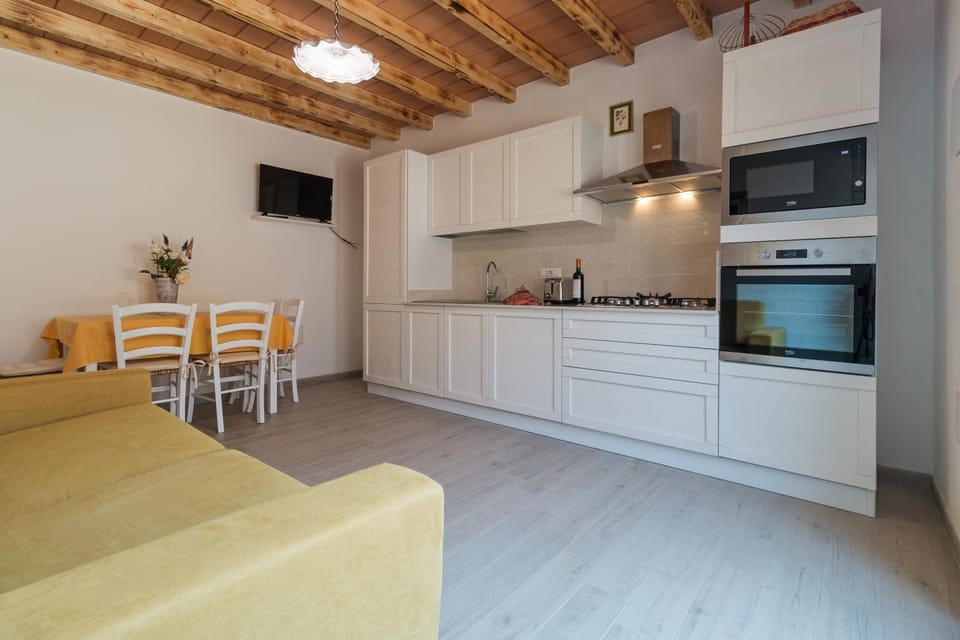 Kitchen or kitchenette, Living room, Seating area, Dining area