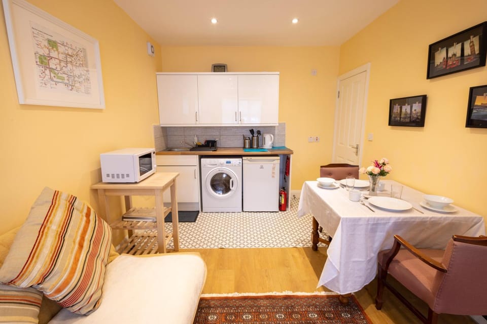London VEGETARIAN Smoke & Pet Free En-suite with EV parking Apartment in Edgware