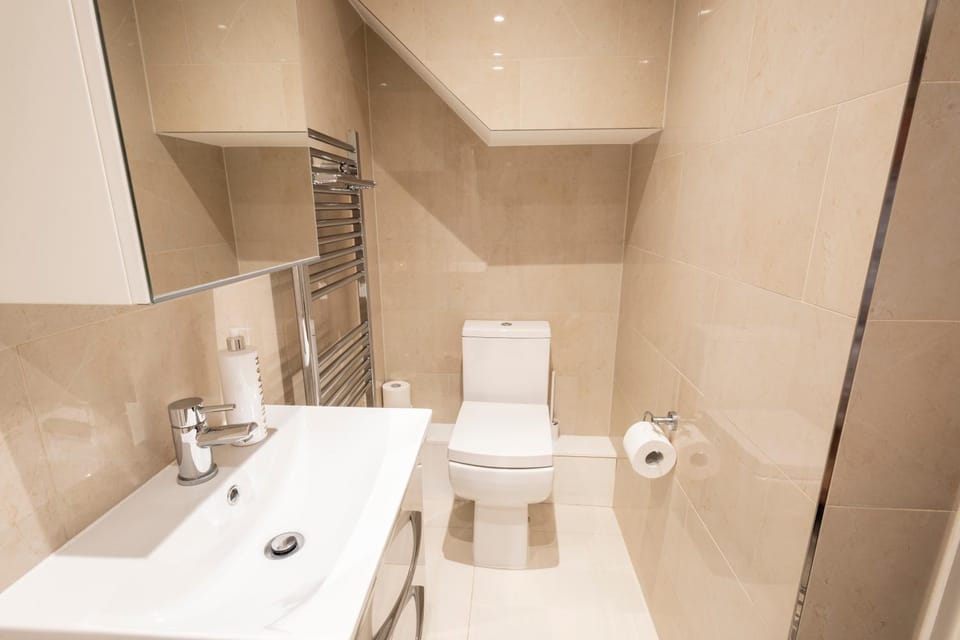 London VEGETARIAN Smoke & Pet Free En-suite with EV parking Apartment in Edgware