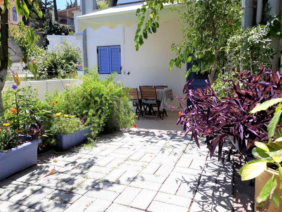 Property building, Patio, Garden, Balcony/Terrace, Garden view