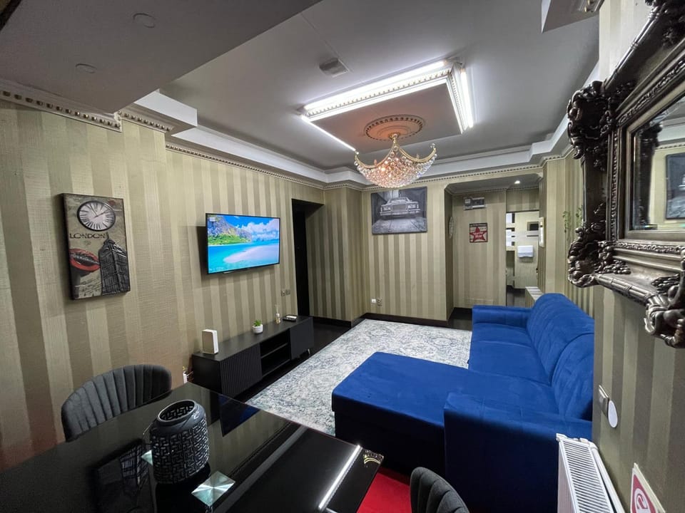 Bed, TV and multimedia, Living room, Photo of the whole room, Seating area, Bedroom