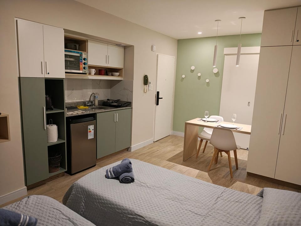 Bed, Kitchen or kitchenette, Photo of the whole room, Dining area, Bedroom, oven, stove, towels, wardrobe