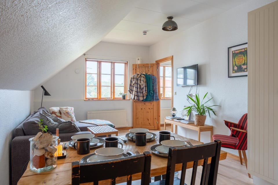 Bed, TV and multimedia, Living room, Photo of the whole room, Seating area, Dining area