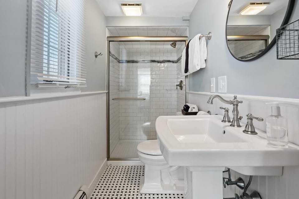 Shower, Toilet, Bathroom, towels