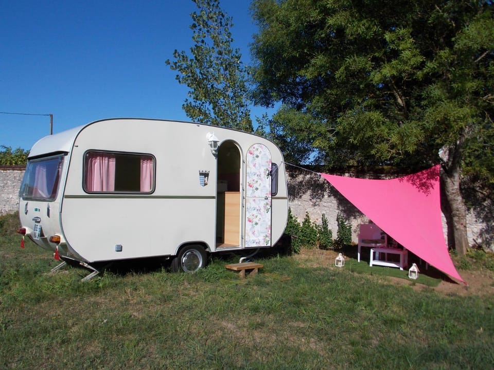 Camping du Petit Gué du Roi Campground/ 
RV Resort in Centre-Val de Loire