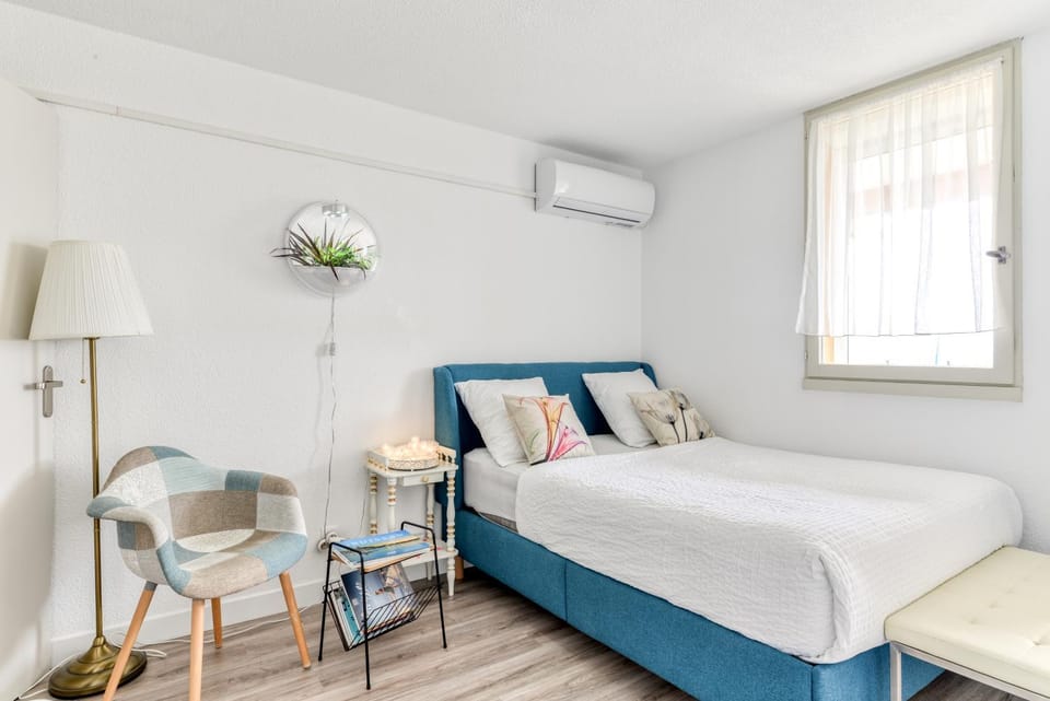 Bed, Photo of the whole room