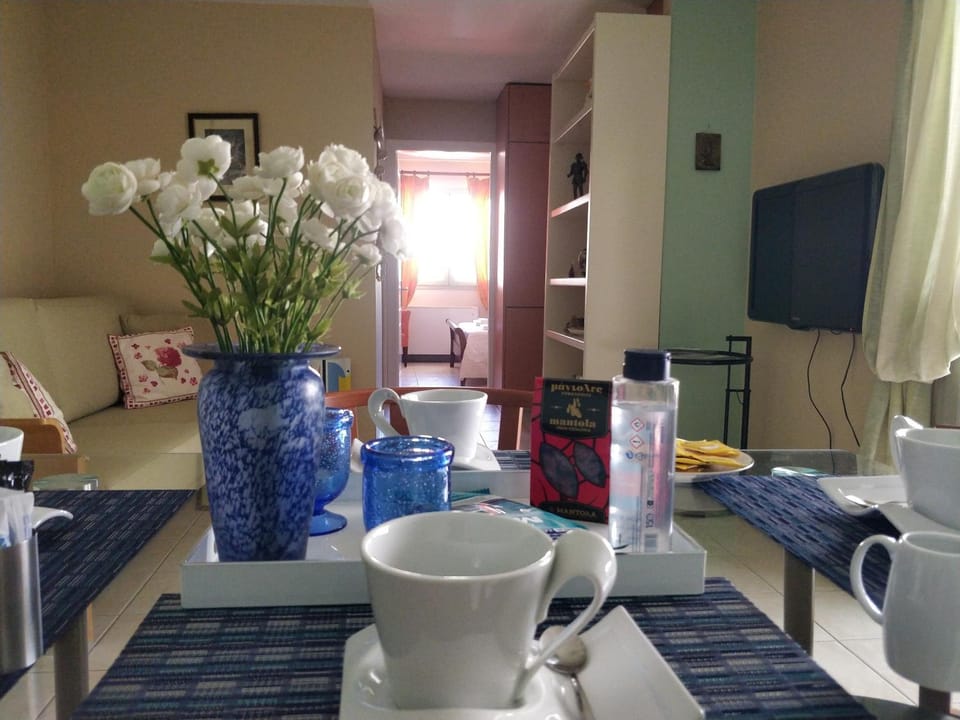 TV and multimedia, Living room, Seating area, Dining area