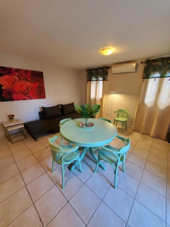 Living room, Seating area, Dining area