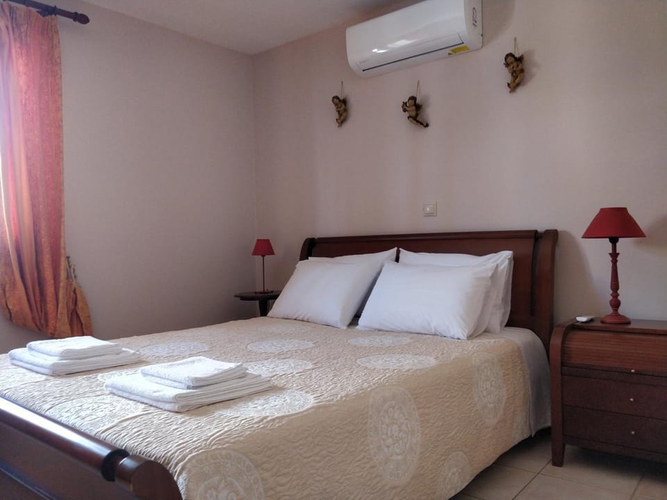 Bed, Photo of the whole room, Bedroom, towels, air conditioner