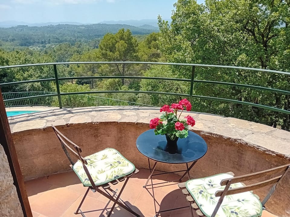 Spacious Villa for 6 - amazing pool and views Villa in French Riviera