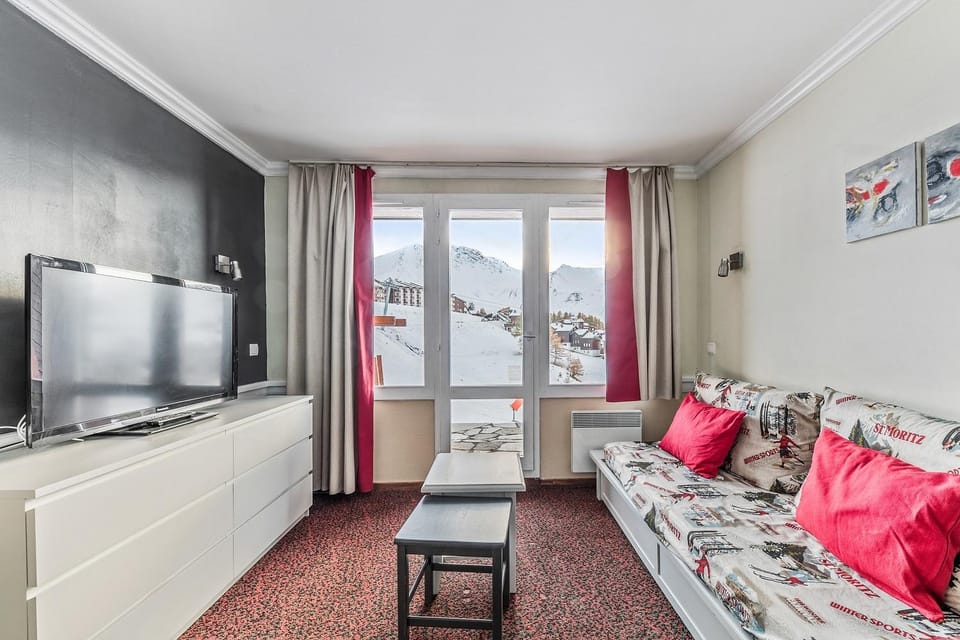 Bed, TV and multimedia, Living room