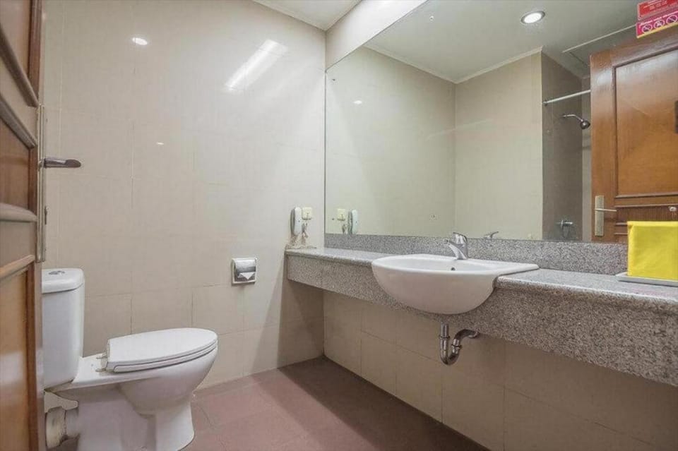 Hotel Yehezkiel Surapati Mitra RedDoorz Hotel in Bandung