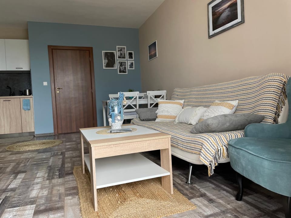 TV and multimedia, Kitchen or kitchenette, Living room, Seating area
